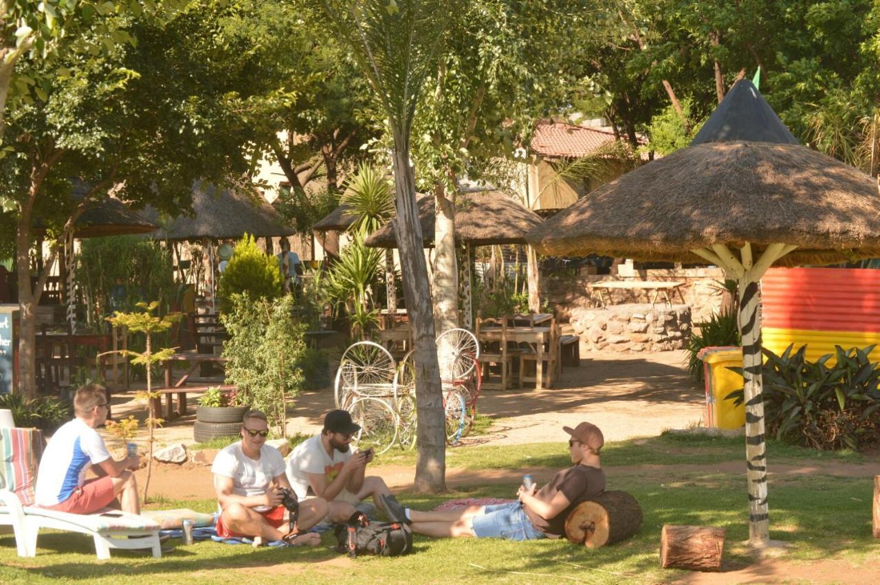 Lebo'S Soweto Backpackers Hostel Exterior photo