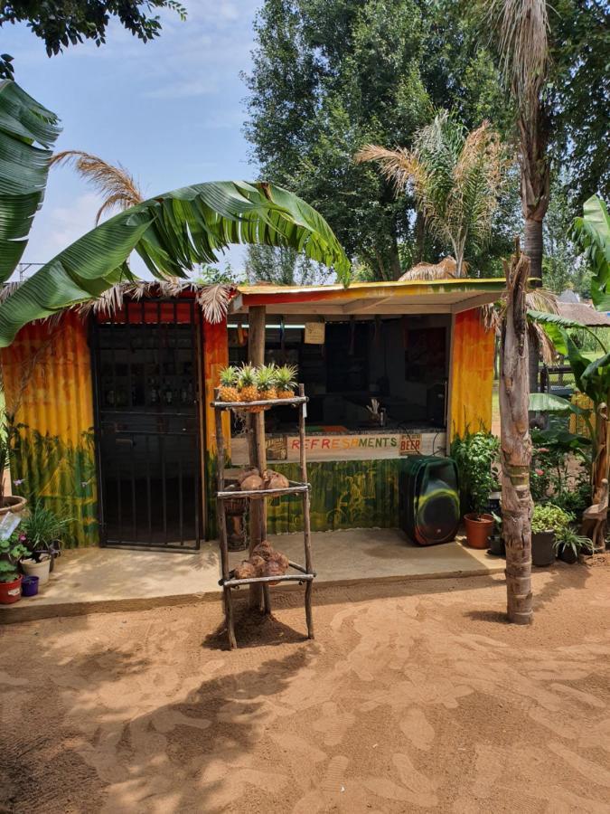 Lebo'S Soweto Backpackers Hostel Exterior photo